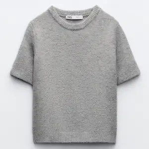 Säljer nu denna populära tröjan från Zara. Använt Max 3 gånger och är i nyskick. Bilderna är hämtad från Zaras hemsida, skriv privat för egna bilder eller frågor❤️