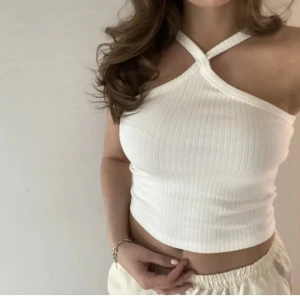 Fin topp från Gina! - En jättegullig topp ifrån gina! Perfekt till fest eller vardags. Bilden är lånad så kom privat för egna. I storlek s men passar även xs! Inga defekter och är endast använd ett fåtal gånger.