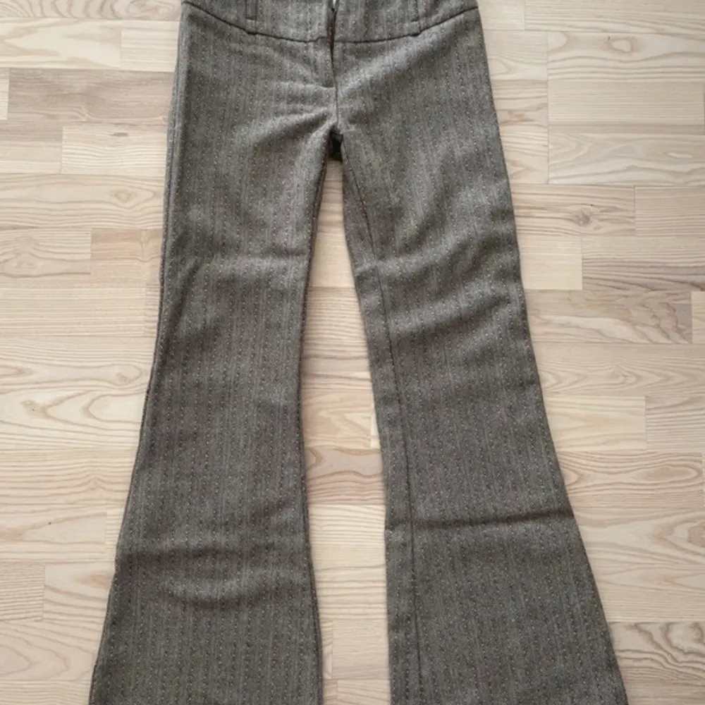 Ett par jätte fina bootcut kostymbyxor från orsay i storlek 34 som tyvärr är för små för mig. Jeans & Byxor.