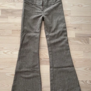 Bootcut kostymbyxor från orsay - Ett par jätte fina bootcut kostymbyxor från orsay i storlek 34 som tyvärr är för små för mig