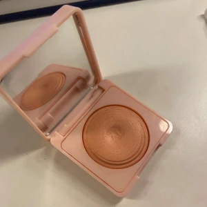 Caia glow blush  - Nästan helt oanvänd Caia glow blush i färgen pink lemonade, den är superfin speciellt nu till sommaren 😍