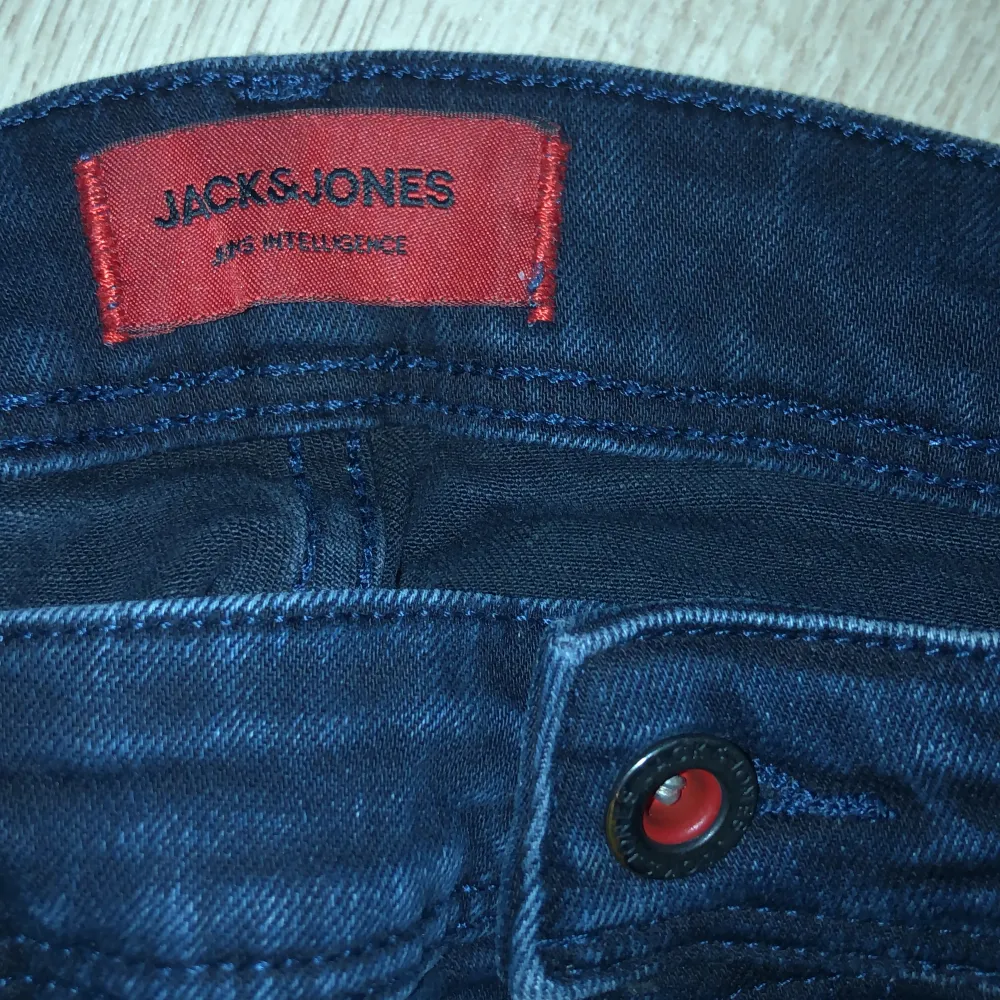 Säljer mina feta Jack&Jones jeans, som jag nu har vuxigt ut. De är i väldigt bra skick och har orginal priset på 600kr.. Jeans & Byxor.