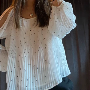 Vit blus  - Skit snygg vit blus med svarta stjärnor, knappt använd! 