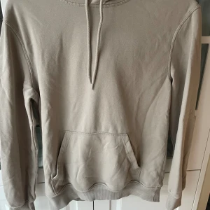 Hoodie  - Beige hoodie från Hm. Inga fläckar, fint skick. Strl xs 