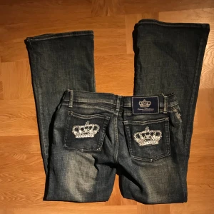Victoria Beckham Jeans - Lågmidjade Bootcut/utsvängda jeans. Jag är ungefär 166 och dem passar mig bra men hade passat någon lite  längre också! 💕 -Midjemått rakt över =45 cm -Innerbenslängd = 83cm -Längd hela= 104 cm  gylfen är inte trasig, den är bara inte knäppt på bild‼️