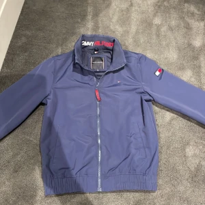 Det är en vår jacka som jag har använt cirka 5 gånger den e i 9/10 skick. Den är även väldigt bra nu till våren. Som ny kostar den 1,200 kr - Soft grish, storlek 164, skick  9/10. 