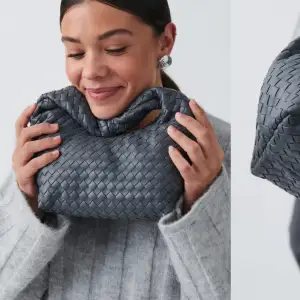 Säljer den populära Gina tricot väska i färgen grå helt oanvänd och oöppnad. 