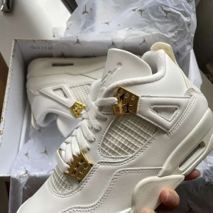 Air Jordan 4 Retro Metallic Gold - Säljer ett par Jordan 4 Metallic Gold i storlek 40,5 från SNS. Dom är helt oanvända och kvitto ingår i köpet.