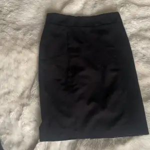 Säljer denna kjol som är från HM. 💞
