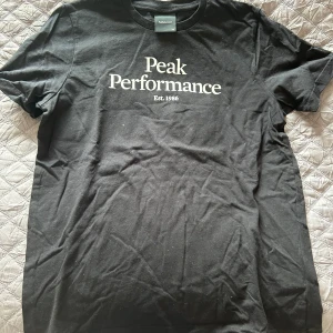 Peak Performance tröja - Nästan aldrig använd, därför jag säljer den🩷