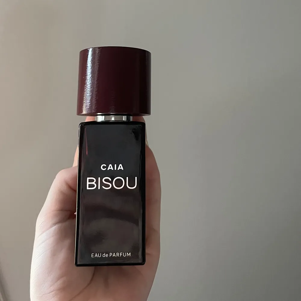 Som man kan se nästan helt oanvänd parfym från Caia . Övrigt.