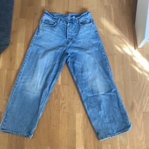 Weekday Astro Jeans - Använder inte dessa längre då de är för små för mig. Är inte använda eller tvättade så mycket så jeansen känns nästan nya. Priset är förhandlingsbart då jag vill bara att de inte ska ta plats i min garderob längre. Köp går bara genom Plick 