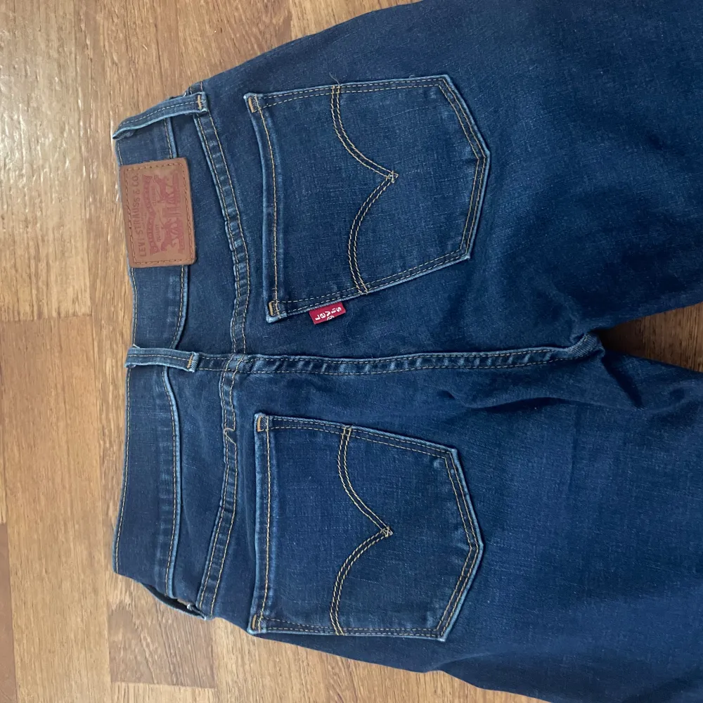 Mörkblå jeans från levis i storlek 24, superfint skick och jättesköna jeans som sitter som en smäck! Pris kan diskuteras. Jeans & Byxor.