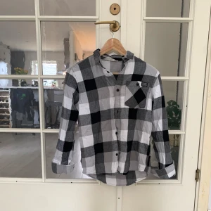 Bomullskjorta - Soft skjorta i bomull som blivit för liten för mig. Knappt använd. Märke: HM. Storlek 152.