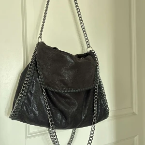 Stella McCartney väska - Säljer min fina Stella McCartney liknande väska🥰