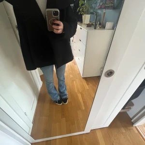 Svart kappa  - Hej, jag säljer min svarta Inwear kappa. Kappan är i bra skick och endast använd ett fåtal gånger. Nypris 2699. Om någon är intresserad går det att få flera bilder!