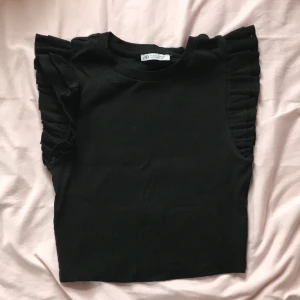 Svart topp  - En lika Dan topp fast i svart från Zara 
