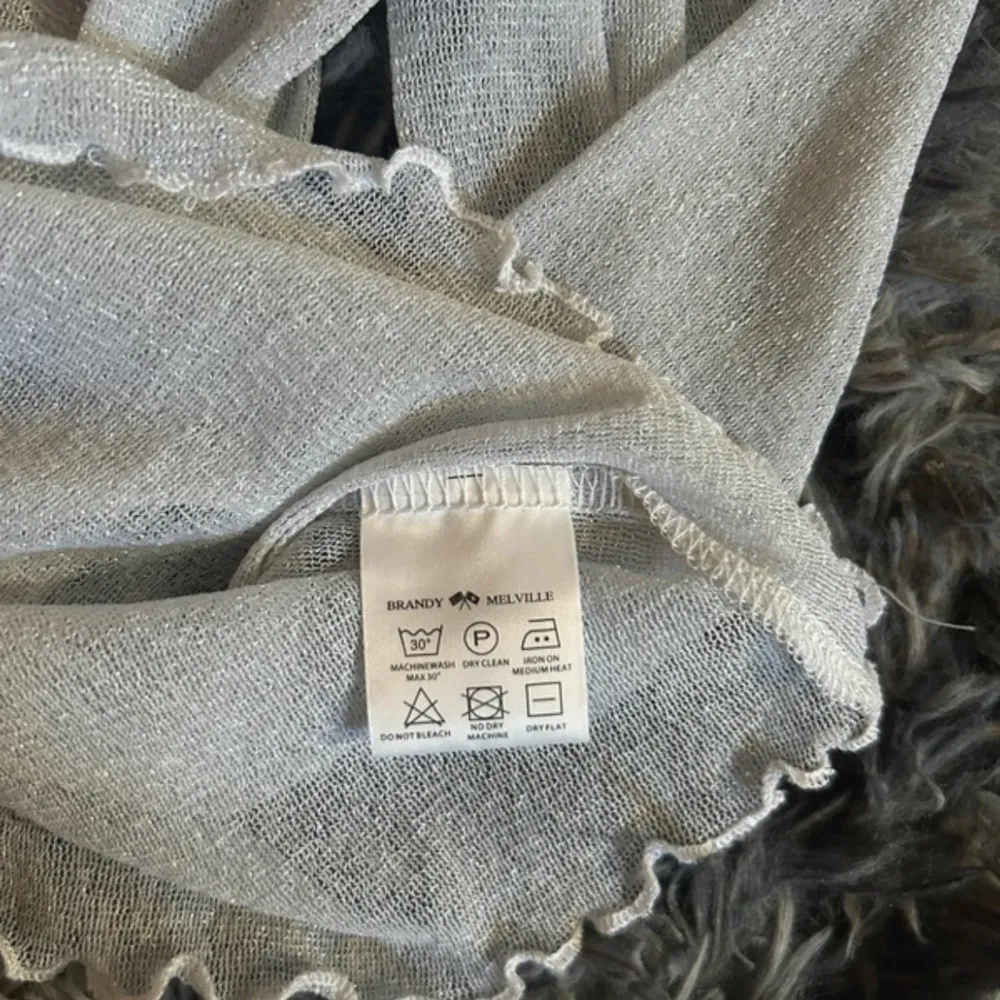 Säljer denna fina tröja från Brandy Melville som inte används, Såå fin och stretchig. Passar många storlekar 💗. Toppar.