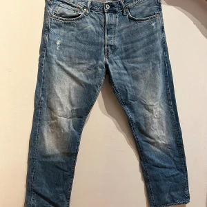 Jeans straightleg  - Säljer ut kläder som ej kommer till användning längre. Säljer jeans med modell straightleg, näst intill oanvända och är i bra skick i storlek 36. Pris kan diskuteras.
