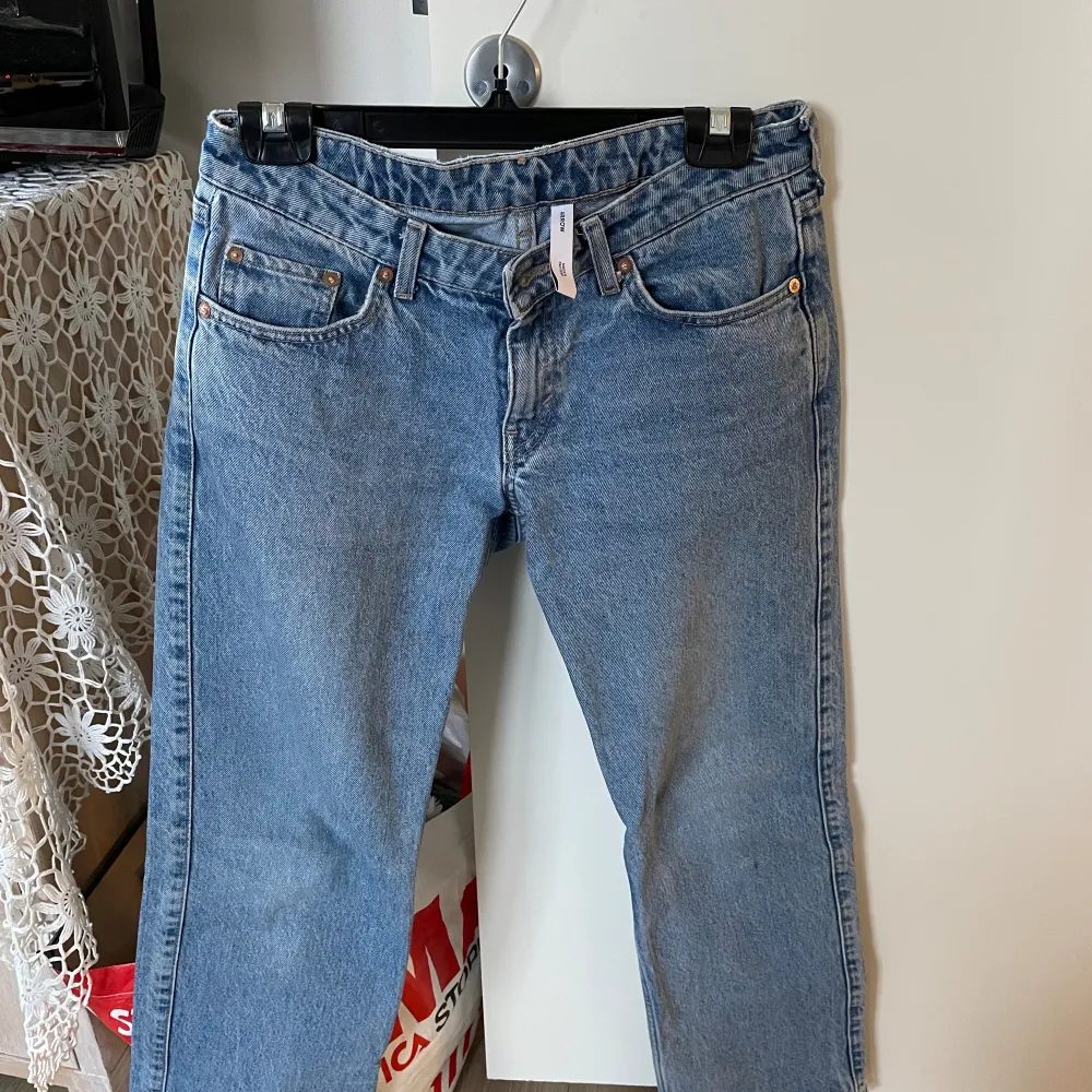 ett par ljusblå jeans från weekday. Jeans & Byxor.