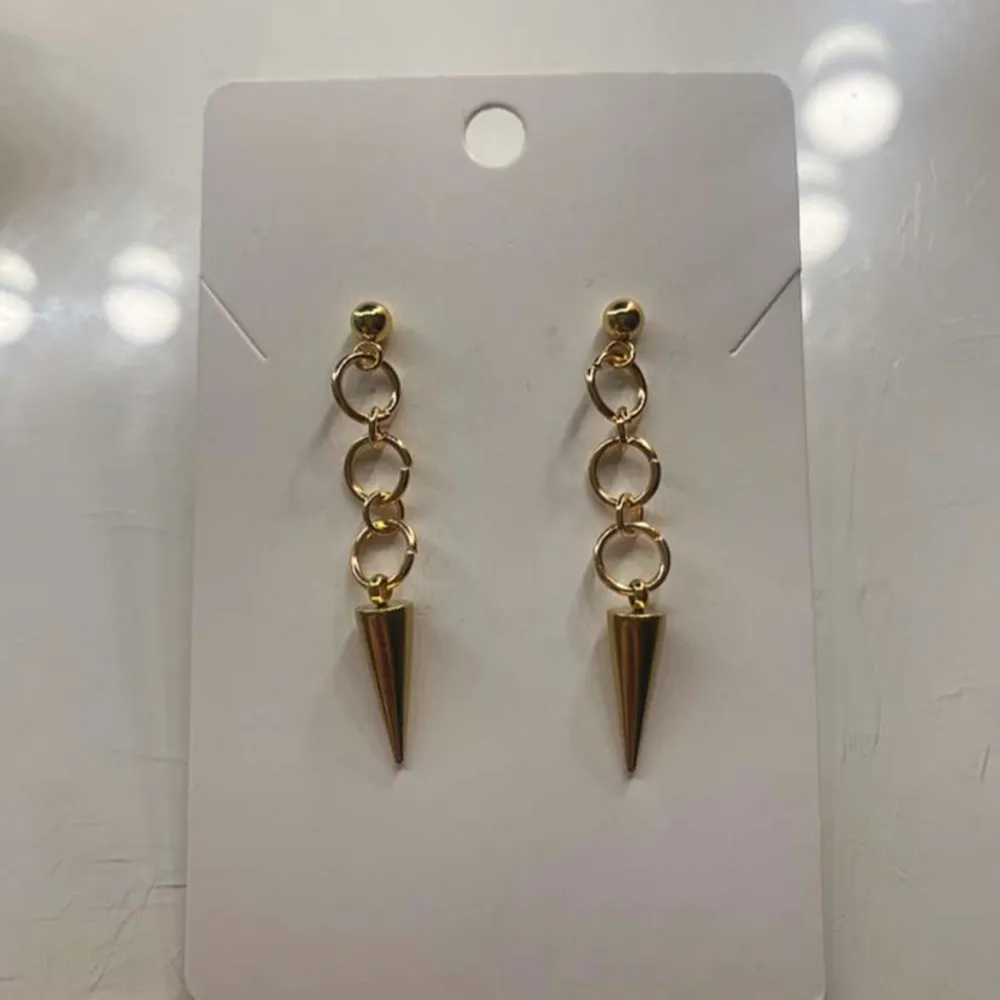 Säljer örhängen från märket zweeir jewellerys! De är handgjorda i rostfritt stål och såklart aldrig använda💕 Flera par finns på lager! Kontakta gärna via frågor💗 De heter ”loopeaks guld”.. Accessoarer.