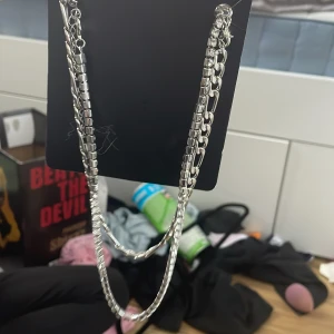 Halsband  - Säljer dessa halsband man får två stycken 