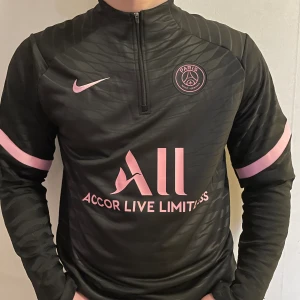 Psg tröja  - Psg tröja Storlek XL  modellen är 185cm lång 