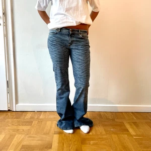 Så fina jeans🩷🫶🏻 - Innerbenslängd 84 cm och midjemått 38 rakt över 😊 Modell 169 