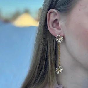  Långa blom örhängen  - Jätte snygga blom örhängen! Helt nya och oanvända. Priset går absolut att diskutera 💕