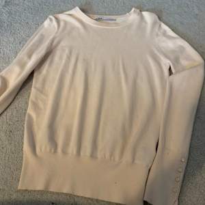 Långärmad tröja från Zara i storlek S, nästan som ny då den knappt är använd❤️