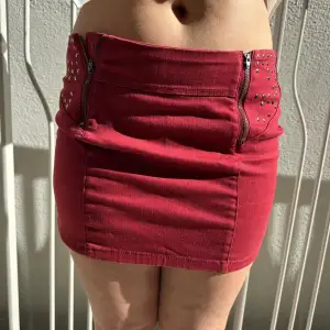 Röd lågmidjad kjol