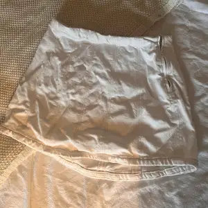 En söt somrig vit jeans kjol! Ca 32 cm i midjemåttet (direkt över) och ca 33cm lång💞