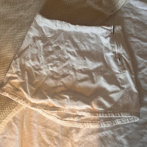 Jeanskjol - En söt somrig vit jeans kjol! Ca 32 cm i midjemåttet (direkt över) och ca 33cm lång💞