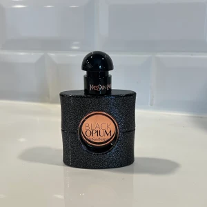 YSL Black Opium Eau De Parfum oanvänd parfym - Max 2 spray förbrukade. Kvinnlig doft som väldigt ofta får komplimanger och uppmärksamhet av killar och tjejer. Den har det lilla extra.  Inköpspris 1 199.