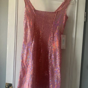 Rosa klänning  - Rosa klänning från Nelly som aldrig använts