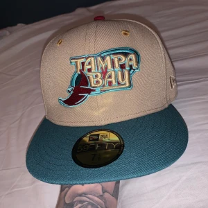 Keps  - Skitsnygg keps som jag bara har haft uppe på en hylla, aldrig använd och är i nyskick 