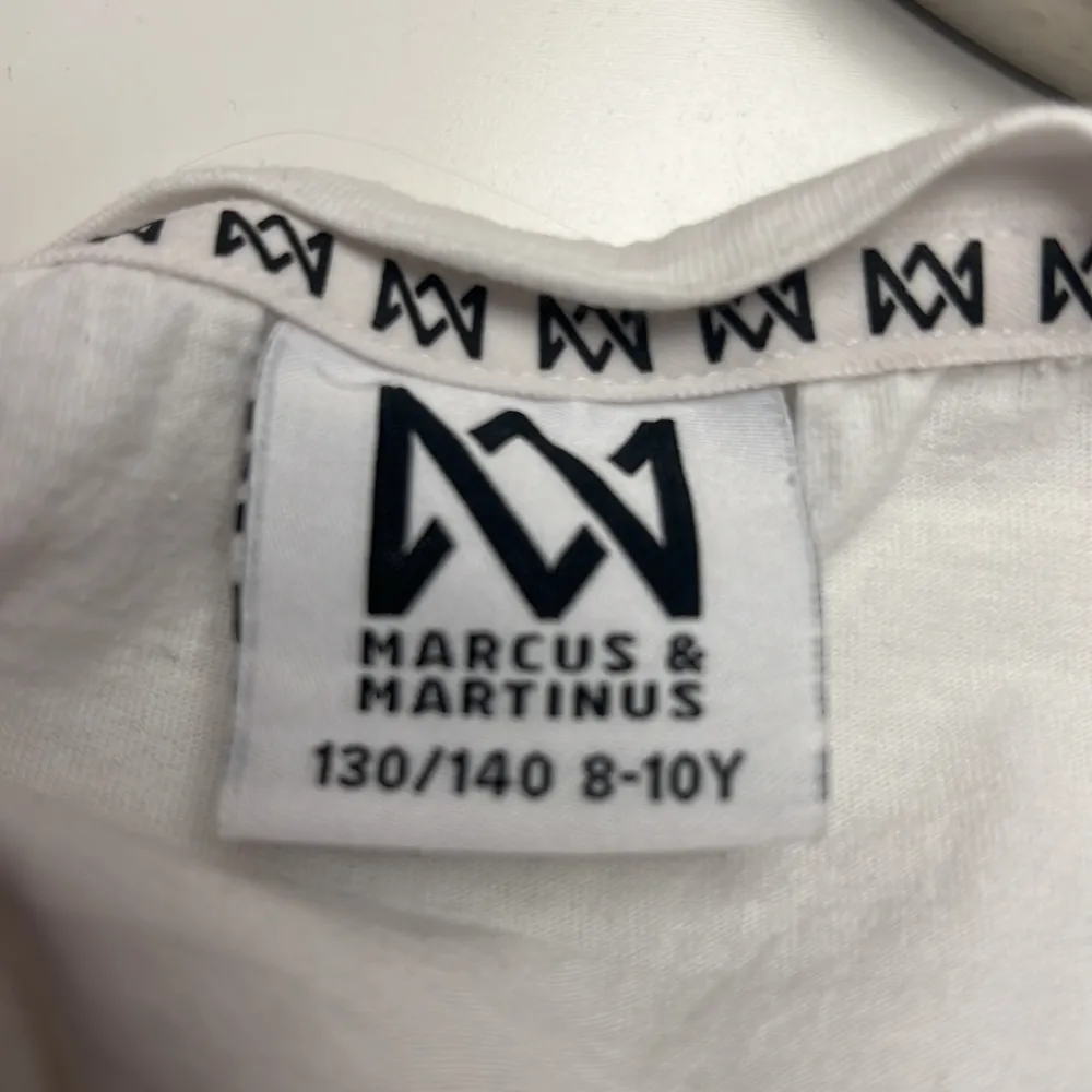 Marcus och Martinus tröja köpt 2018 på en av deras konserter! I storlek 130/140 barnstorlek, sitter som en magtröja på mig med Xs o S! 100kr + frakten🫶 tryck gärna på köp nu eller kontakta mig för Swish💗. T-shirts.