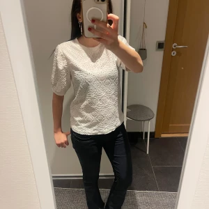 Only T-shirt - Jättefin t-shirt liknande tröja från Only med mönster och små hål i, använd fåtal gånger därav bra skick! Storlek xs men passar S också! 