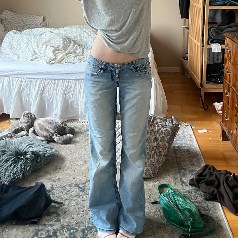 Lågmidjade ljusblå jeans! Midjemått 39cm och innerbenslängd 81 cm! 🖤. Jeans & Byxor.