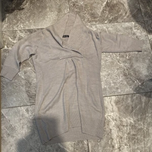 Långtröja  - En jättefin varm och go långtröja med krage. Någorlunda nopprig. Säljs pga garderobrensning. Kika gärna på mina andra annonser, säljer mycket:) 