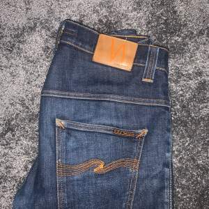 Säljer nu dessa riktigt snygga Nudie ”Lean Dean” jeans. Super bra skick och storlek 31/32. Tveka inte att höra av dig för fler bilder eller om du har frågor! Nypris: 1399kr