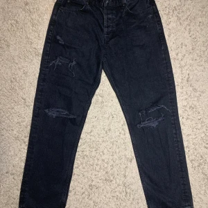 Jeans - Säljer dessa fina svarta jeans med slit. Jeansen har knappt används och därför säljs. Storlek 31/30 (S/M). Hämtas i Oxie, Malmö.