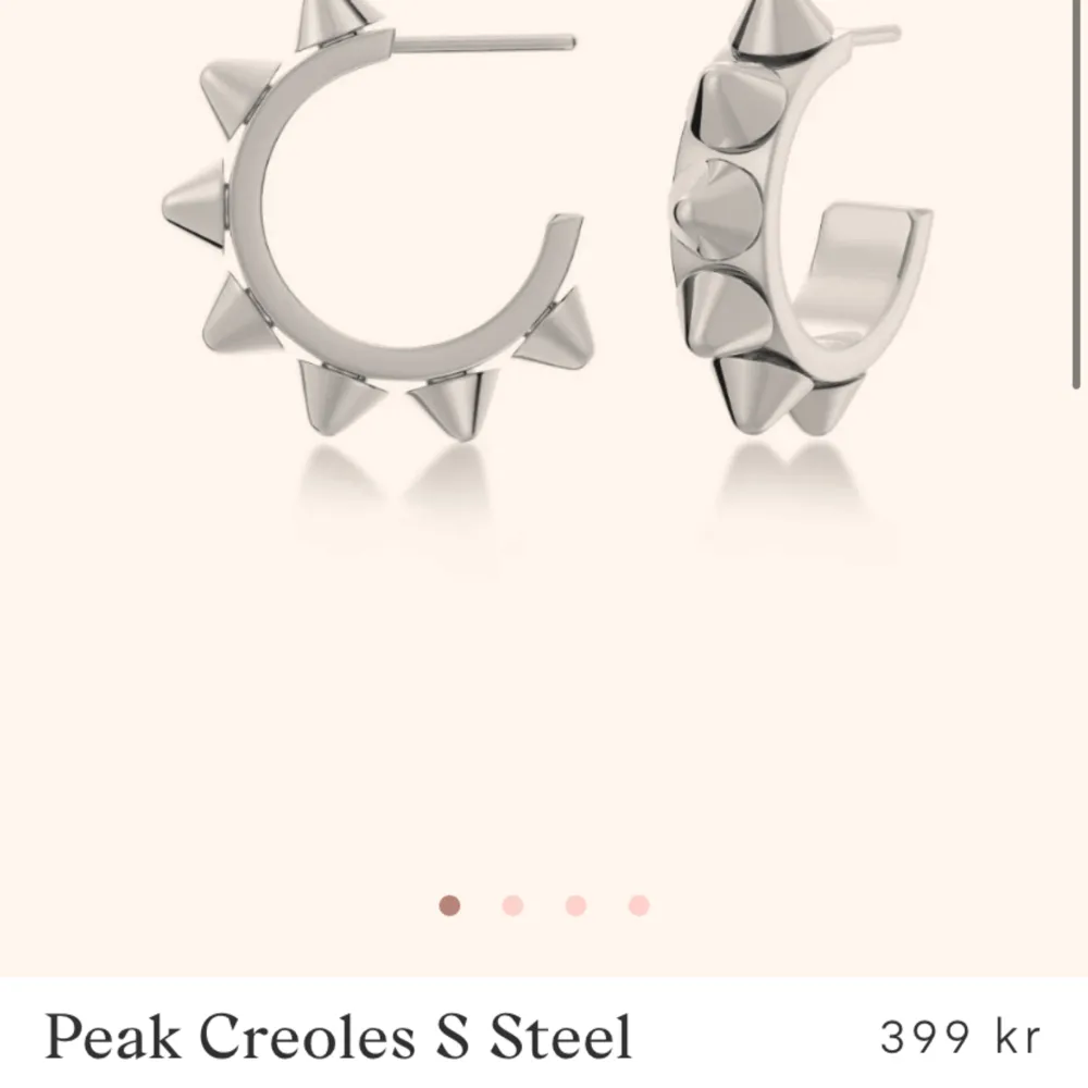 ”peak creoles s steel” örhängen från edblad🤍 köptes i september och har används några gånger efter det. Men inte många gånger💗 Orginalpris var ca 400💘 Inga skador eller tecken på användning!💞. Accessoarer.