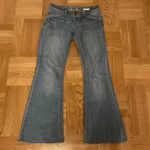 lågmidjade bootcut jeans - Sååå snygga men satt inte som jag ville. Midja 76 och innerben 80💓