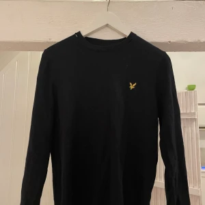 Lyle Scott stickad crewneck - Strl s, En stickad klassisk Lyle Scott tröja Nypris:1000 Pris går att diskuteras