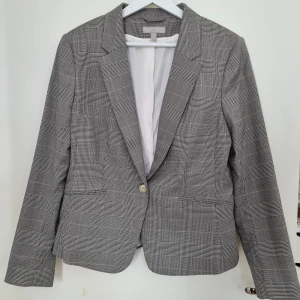 Kavaj svart/vit/beige - Oanvänd (endast testad) kavaj från H&M i storlek 42. Något liten i storleken då den passar mig som är S/M. 