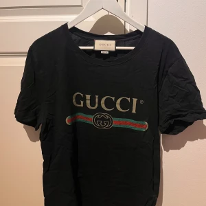 Gucci T-Shirt  - Gucci t shirt i storlek medium 