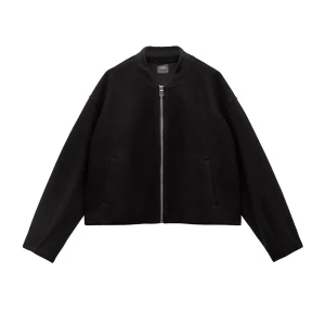 Zara bomberjacka - Säljer en oanvänd soft bomberjacket från zara, storlek M men som även passar S. Skön i materialet och superfin passform 💖🫶🏻