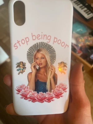 iPhone XR skal - Eget tryckt skal för iPhone XR med Paris motiv på. Brukar funka för en iPhone 8 också om jag ej minns fel.