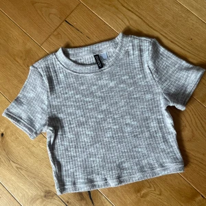 Ribbad croptop - Mycket bra skick. Ej använd